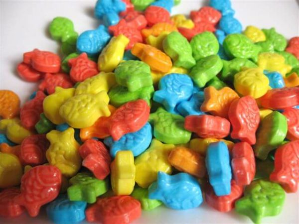 pile of assorted colorful Fish Food tart candies